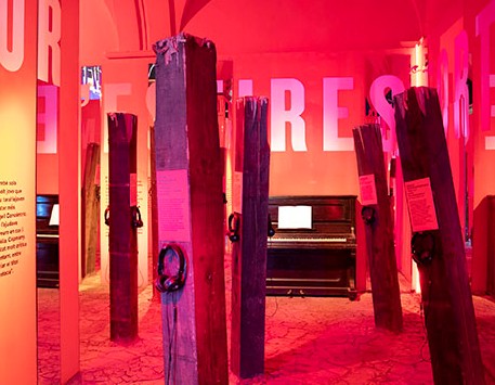 Vídeo de l'exposició "Lluís Llach. Com un arbre nu". Passejada virtual en 360°