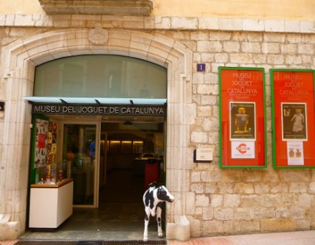 Entrada del Museu del Joguet a tocar de la Rambla de Figueres. Font: commons.wikimedia.org