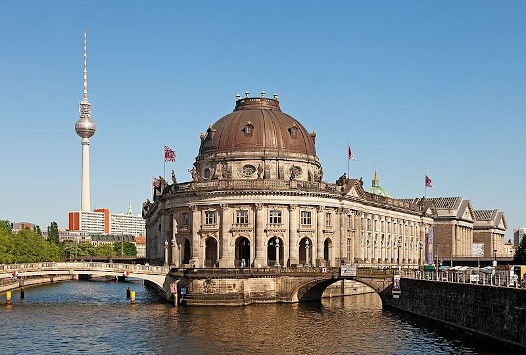 L'Illa dels Museus situada al bell mig de Berlín amb la torre de l'Alexanderplatz a l'esquerra. Font: Viquipèdia