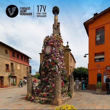 Monument a Verdaguer al centre de Folgueroles cobert de flors el dia del seu 175 aniversari de naixement (17 de maig de 2020). Font: Fundació Jacint Verdaguer