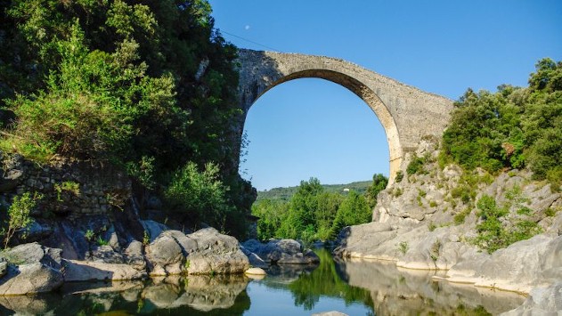 Pont sobre el riu Llierca a Tortellà. Font: web de Turisme Garrotxa
