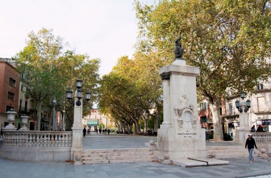 Estàtua dedicada a Narcís Monturiol, al començament de la Rambla de Figueres. Font: espaisescrits.cat