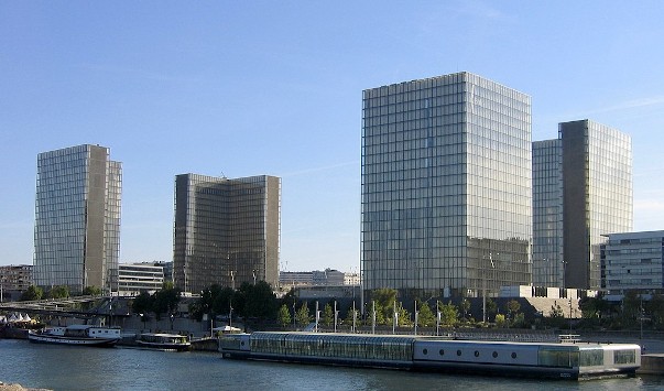 Seu François Mitterrand de la Bibliothèque nationale de France vora el Sena. Font: Viquipèdia