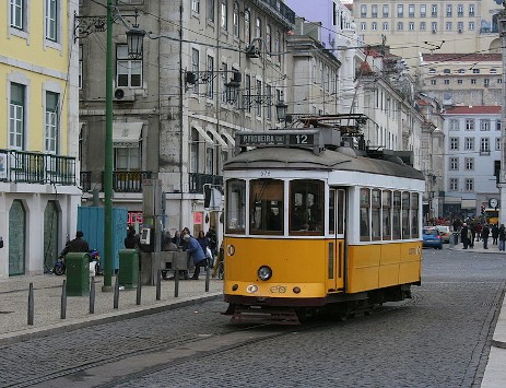 Tramvia pels carrerons estrets de la ciutat vella de Lisboa. Font: Viquipèdia