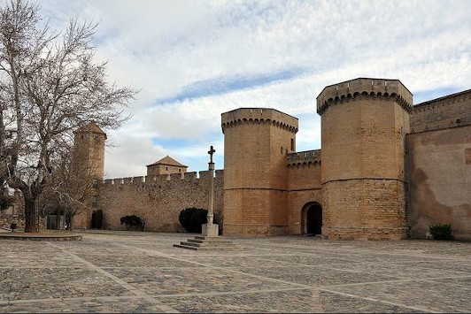 Muralla del segle XIV i Porta Reial. Font: monestirs.cat