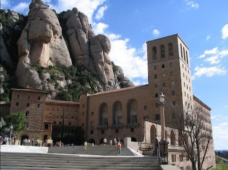 Plaça de Santa Maria a l'Abadia de Montserrat. Font: Viquipèdia