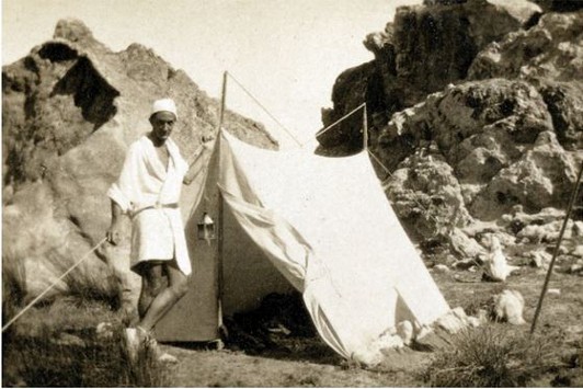 Salvador Dalí d’acampada al Cap de Creus, 1921 (Arxiu Felip Domènech). Font: web del Museu de Joguet de Catalunya