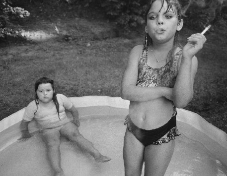 © Mary Ellen Mark, Amanda i la seva cosina Amy, Valdese, Carolina del Nord, Estats Units, 1990