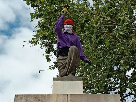 La Monturiola a la Rambla de Figueres abillada amb la camisa dels Castellers. Font: Facebook