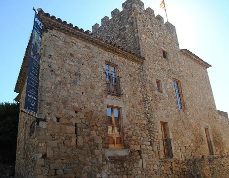 Castell de Benedormiens a Castell d'Aro. Font: Viquipèdia 