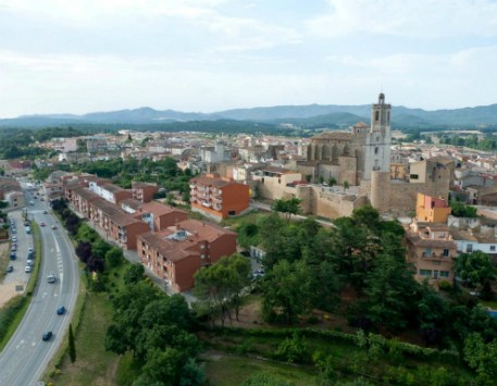 La vila de Llagostera amb l'Església de Sant Feliu en primer terme. Font: .visitterritorissurers.cat
