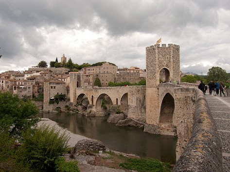 El poble de Besalú amb el pont romànic en primer terme. Font: maselmoli.cat