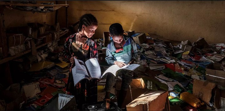 Biblioteca d'una escola de primària durant el conflicte de Tigre (Etiòpia), d'Eduardo Soteras. Font: web del Festival