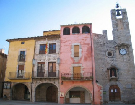 Capella de Sant Antoni  al bell mig de la Plaça de la Vila de Torroella de Montgrí. Font: naciodigital.cat