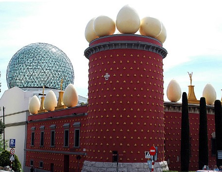 La Torre Galatea al costat del Museu Dalí i de la cúpula. Font: Viquipèdia 