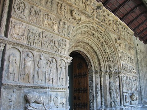 Portalada del Monestir de Santa Maria. Font: Viquipèdia