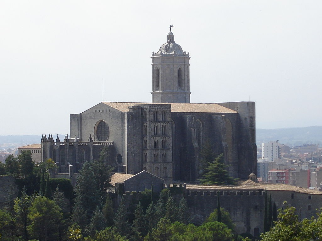 Catedral de Girona amb la Torre romànica de Carlemany. Font: Viquipèdia