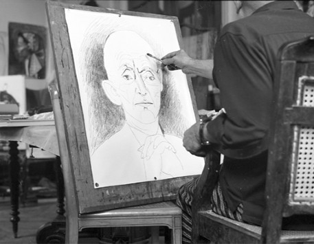 Jacqueline Picasso. Pablo Picasso dibuixant el retrat de Daniel-Henry Kahnweiler a La Californie, Canes, 1957. Col·lecció particular. © Successió Pablo Picasso, VEGAP, Madrid 2022 © Coll. Jacqueline Picasso, VEGAP, 2022