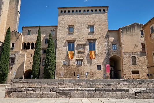 Museu d'Art de Girona (exterior, al costat de la Catedral de Girona). Font: visitmuseum.gencat.cat