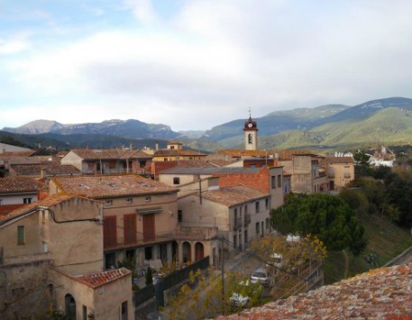 El poble de Sant Jaume de Llierca a la baixa Garrotxa. Font: booking.com