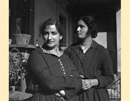 Esperança Bru i Oller amb una amiga el 1922. Font: Viquipèdia