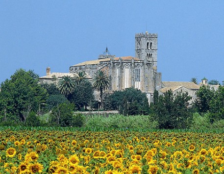 La Basílica de Santa Maria de Castelló d'Empúries. Imatge manllevada del web http://blog.friendlyrentals.com
