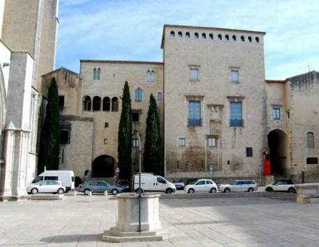 Museu d'Art de Girona al costat de la Catedral (antic Palau Episcopal). Font: eltemps.cat 