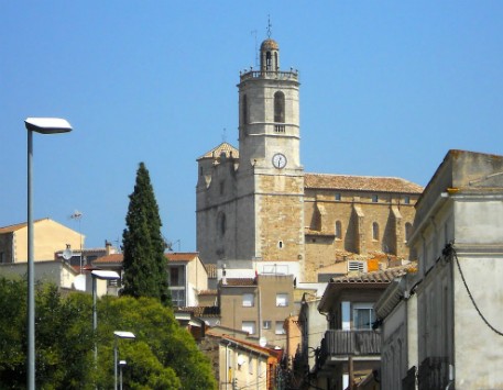 La vila de Llagostera amb l'Església de Sant Feliu al davant. Font: mapio.net