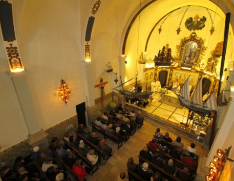 Santuari de la Mare de Déu del Vilar (interior) amb el Rem de trenta-quatre de Joaquim Ruyra. Font: blanes.cat