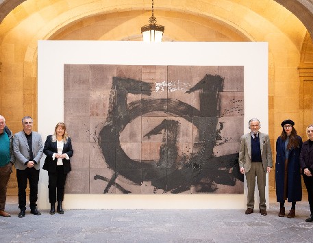 Obra 'Trespeus (lava)' d'Antoni Tàpies, instal·lada fins al juliol de 2024 al pati interior d'entrada al Palau Marc, seu del Departament de Cultura