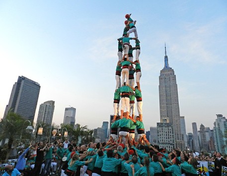 4d8 dels Castellers de Vilafranca davant els gratacels de Nova York (2012). Eloi Miralles