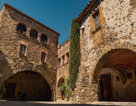 Plaça porxada de Monells. Font: visitcmss.cat