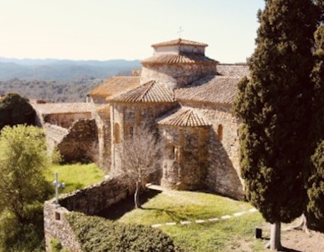 Monestir benedictí de Sant Miquel de Cruïlles. Font: visitcmss.cat