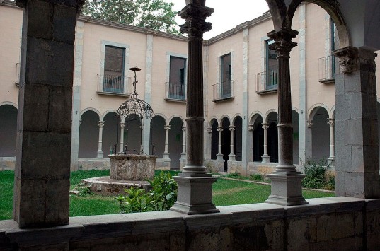 Claustre del Monestir de Sant Esteve de Banyoles. Font: monestirs.cat