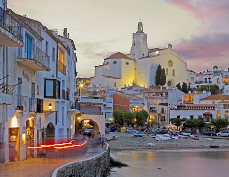 Cadaqués al capvespre. Imatge extreta del blog https://primero-segundo-y-postre.blogspot.com