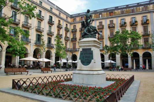 Plaça de la Independència de Girona (abans anomenada Plaça de Sant Agustí). Font: guias-viajar-com