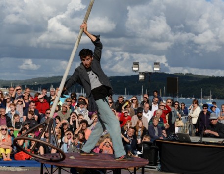 Circ Pànic by Jordi Panareda presenta l'espectacle "L'home que perdia els botons"