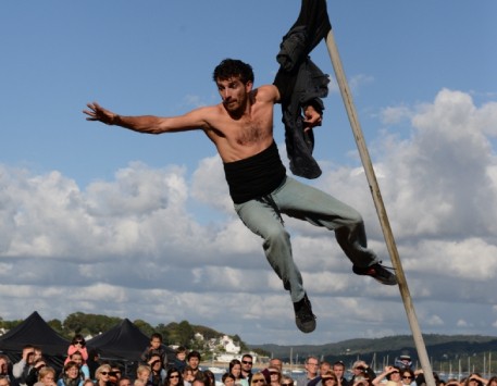 Circ Pànic by Jordi Panareda presenta l'espectacle "L'home que perdia els botons"