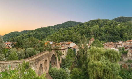 Sant Joan de les Abadesses amb el pont medieval en primer terme. Font: catalunyaturisme.cat