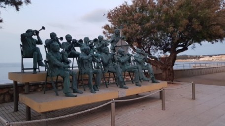 Monument a la cobla al Passeig Lluís Albert de L'Escala. Font: visitlescala.com