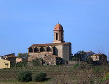 El poble d'Espolla amb l'Església Parroquial de Sant Jaume en primer terme. Font: Viquipèdia 