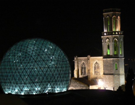 Figueres de nit amb la Torre Galatea i l'Església Parroquial de Sant Pere. Font: mapio.net 