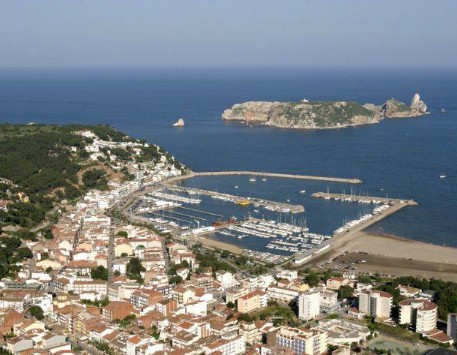 Vista de L'Estartit amb les Illes Medes al fons. Font: submarinismocostabrava.com