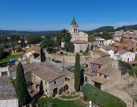 Vila de Santa Cristina d'Aro amb l'Església Parroquial en primer terme. Font: femturisme.cat 