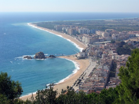 Vista panoràmica de Blanes i la seva platja. Font: Viquipèdia 