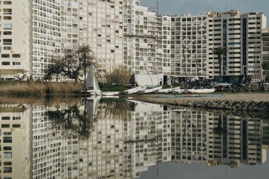 L'edifici del Delta Muga, a Empuriabrava. © Miquel Riera. Font: Comunica