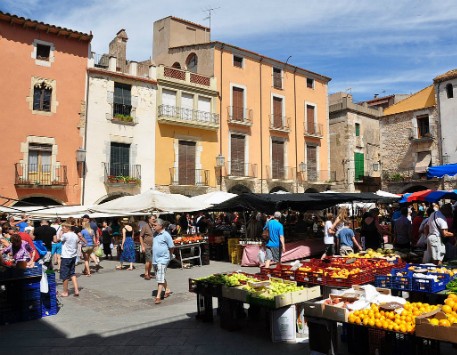 Dia de mercat a Torroella de Montgrí. Font: Viquipèdia 