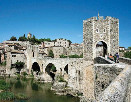 La vila monumental de Besalú. Font: elle.com 