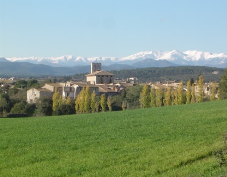 Avinyonet de Puigventós amb el massís del Canigó al fons. Font: escapadarural.cat 