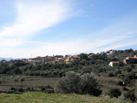 Poble de Vilamaniscle, a l'Alt Empordà i molt a prop de la Serra de l'Albera. Font: Viquipèdia